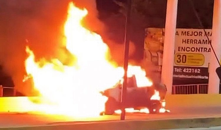 Avenida Packham: por un aparente corto circuito, un remís se quemó en totalidad