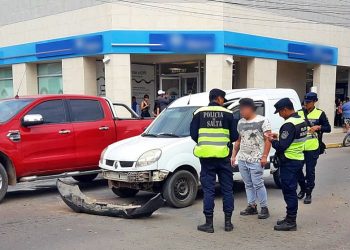 Conductor escapa tras un choque en el área céntrica