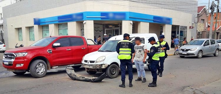Conductor escapa tras un choque en el área céntrica