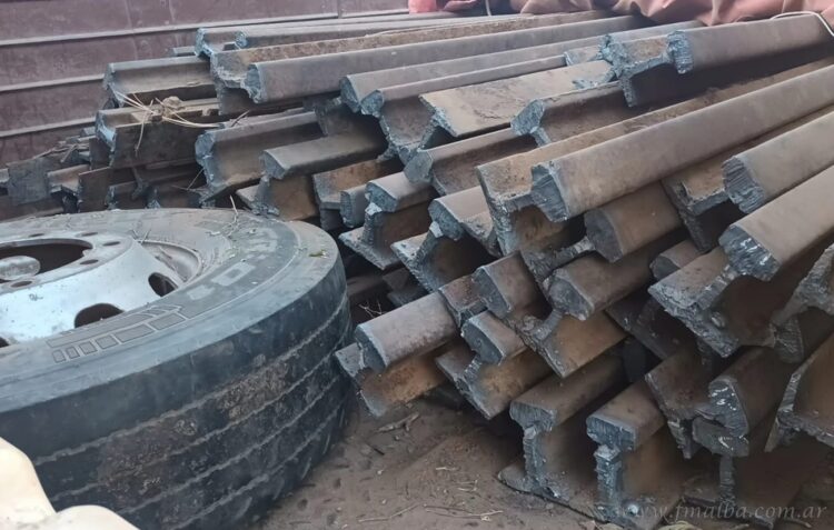 General Mosconi: policías recuperan 9 toneladas de rieles de ferrocarril