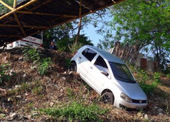 Río Tartagal: rescatan un vehículo que cayó bajo pasarela