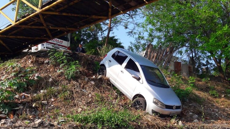Río Tartagal: rescatan un vehículo que cayó bajo pasarela