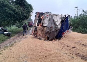Tranquitas: choque y vuelco de un camión que transportaba soja sobre Ruta 34