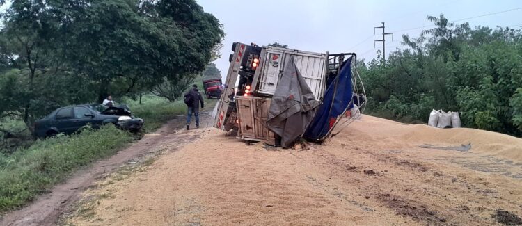 Tranquitas: choque y vuelco de un camión que transportaba soja sobre Ruta 34