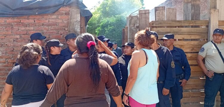 B° San José: desalojaron a una familia que usurparon casa de una abogada oranense
