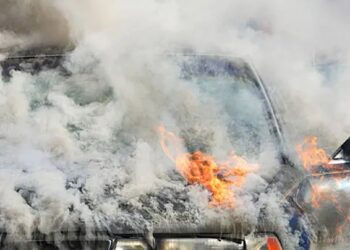 Aguaray: corto circuito provoca incendio y pérdida total de un auto a jubilado