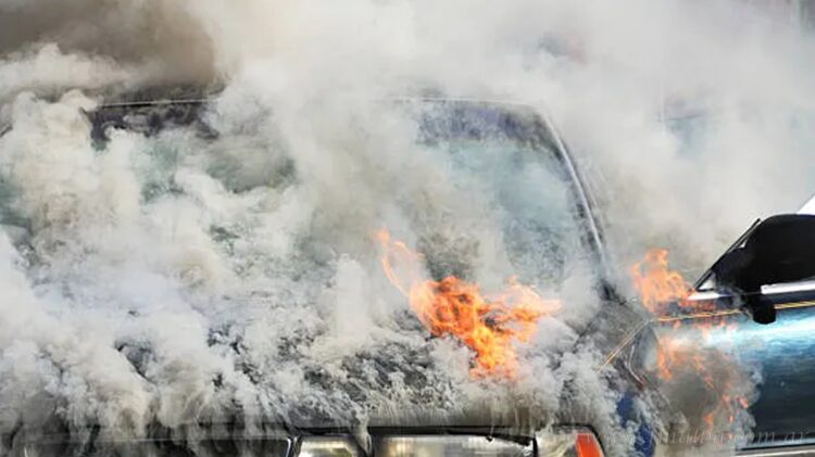 Aguaray: corto circuito provoca incendio y pérdida total de un auto a jubilado
