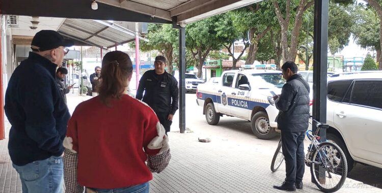 Familiares de ladronas detenidas atacaron  y golpearon a dueños de comercio céntrico