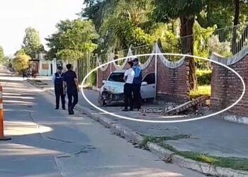 Parroquia San Ramón: conductora ilesa en choque a pesar de derribar una pared con su auto