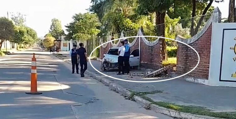 Parroquia San Ramón: conductora ilesa en choque a pesar de derribar una pared con su auto