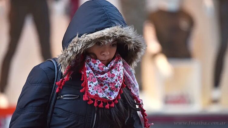 El ingreso de una masa de aire más seca y templada desplaza al frío y la lluvia