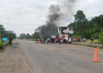 Cuña Muerta: organizaciones sociales en corte a media calzada sobre ruta