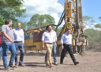 El gobernador Sáenz recorrió los trabajos de perforación de pozos en Tartagal