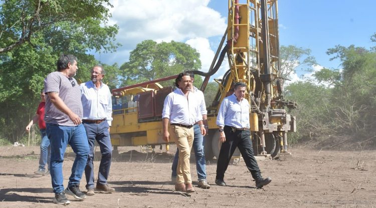 El gobernador Sáenz recorrió los trabajos de perforación de pozos en Tartagal