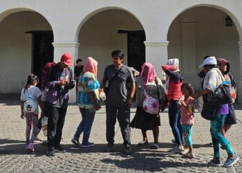 Miembros de la comunidad guaraní “El Arca” marchó a Capital por agua y viviendas