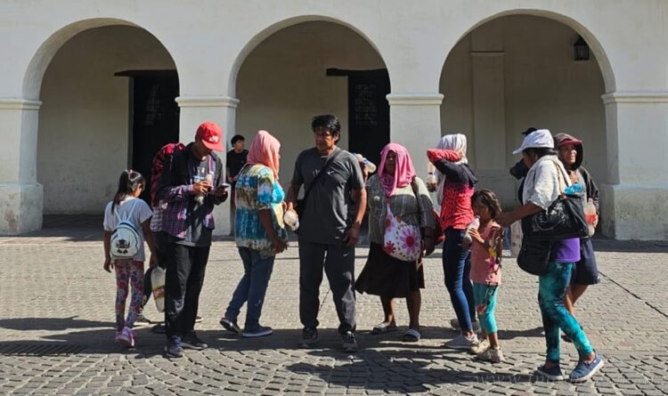 Miembros de la comunidad guaraní “El Arca” marchó a Capital por agua y viviendas