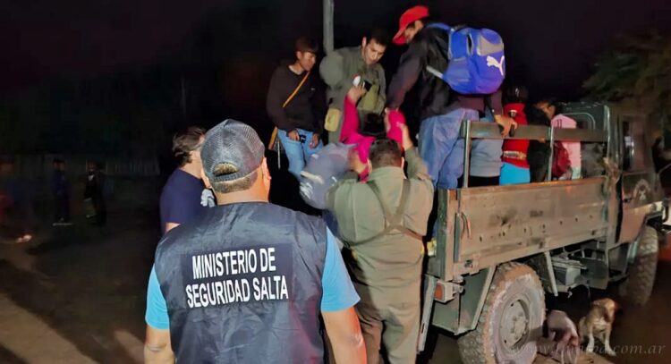 Chaco salteño: evacuación preventiva de pobladores de Hito 1 y Santa María
