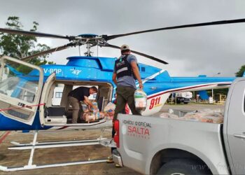 Rio Tonono: por la crecida, el gobierno asistió a 156 familias mediante vuelos