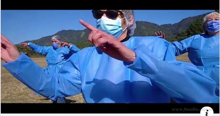 Salvador Mazza: personal de salud celebra con música haber alcanzado el 98% de población vacunada