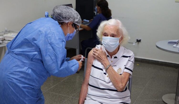 Vacunación Covid-19: 950 adultos de 70 años ya fueron inoculados