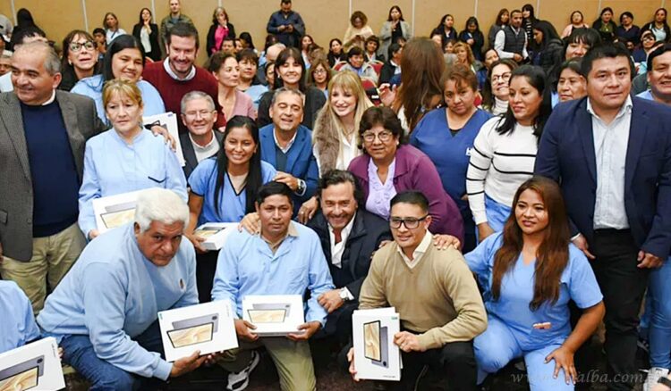 Salud Pública: la segunda etapa del Hospital Digital comenzó con la entrega de 269 tablets