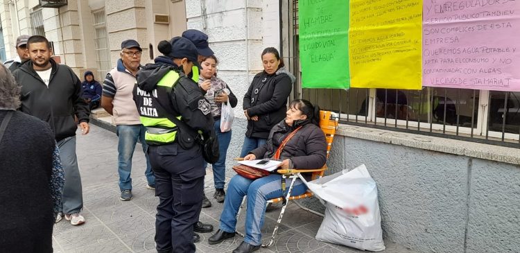 Tartagal: usuaria en huelga de hambre ante oficina de Aguas del Norte