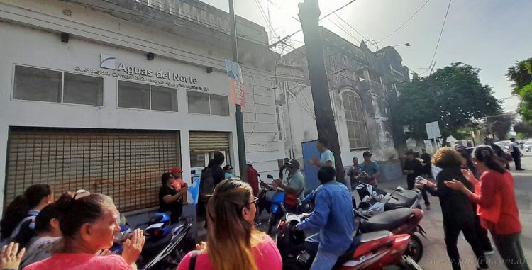 Marcha de vecinos de zona suroeste por falta de agua