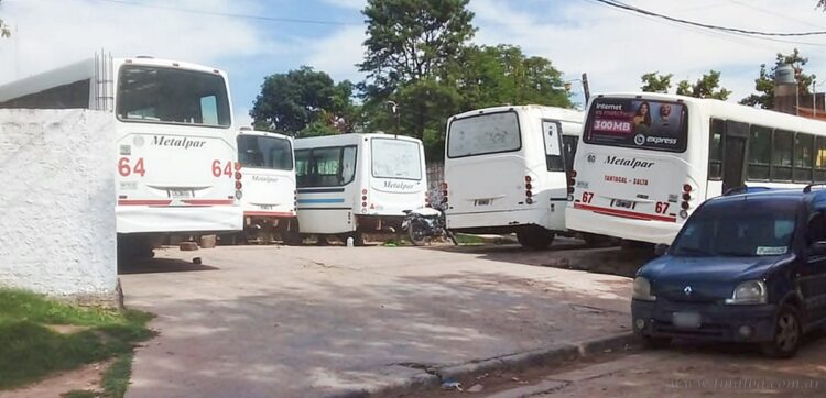 Transporte urbano: choferes aseguran que el paro se levantó pero servicio continúa paralizado