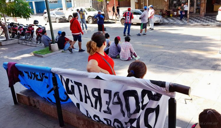 Municipalidad: cooperativas levantan acampe