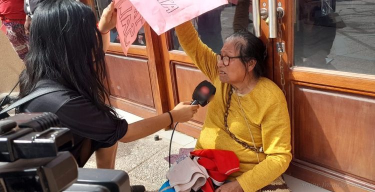 Tartagal: encandenados ante el Centro Cultural de los Pueblos Originarios