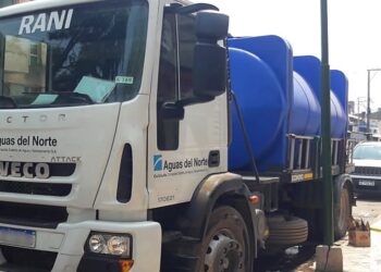 Escasez de agua: más de 30 camiones abastecen en Tartagal