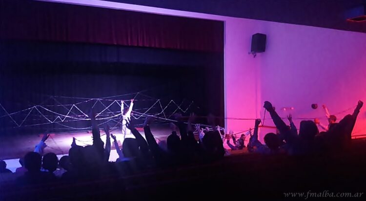 En un fogón o en sobremesa, los relatos locales siguen vigentes