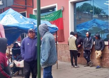 Obra pública: grupos sociales acampan exigiendo audiencia con el intendente Hernández Berni
