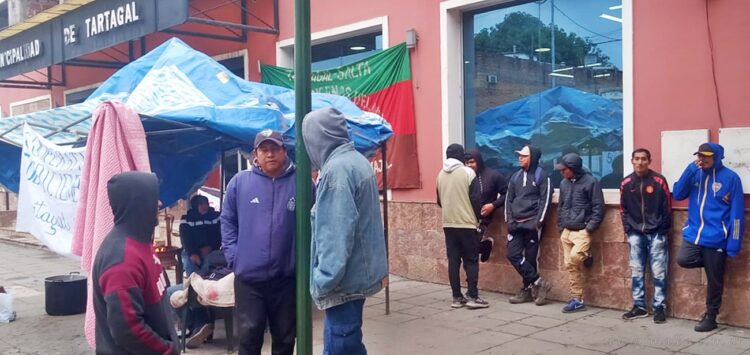 Obra pública: grupos sociales acampan exigiendo audiencia con el intendente Hernández Berni