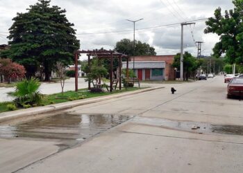 Villa Güemes: vecinos cortaron tránsito por calle ante pérdidas de agua