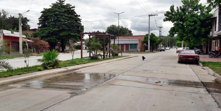 Villa Güemes: vecinos cortaron tránsito por calle ante pérdidas de agua