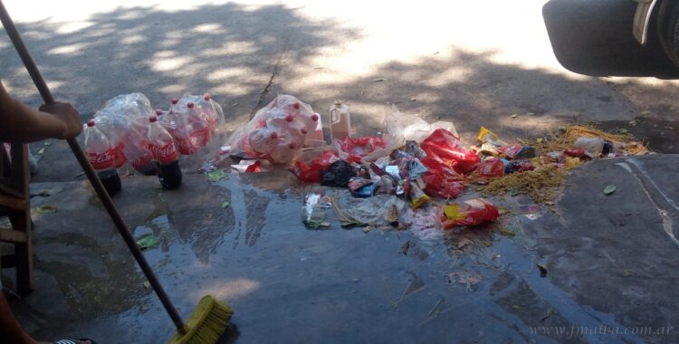 Comerciante destruye mercadería para evitar el decomiso en control bromatológico