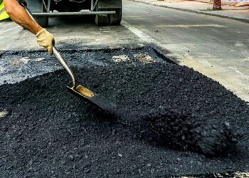 Reordenamiento del tránsito por bacheo en calle Bolivia