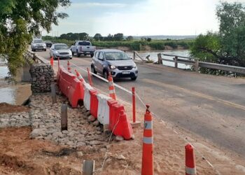 Embarcación: tránsito sobre puente carretero es normal pero con precaución