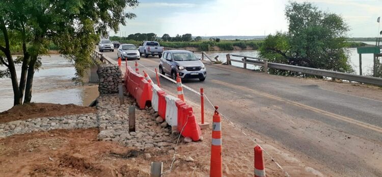 Embarcación: tránsito sobre puente carretero es normal pero con precaución